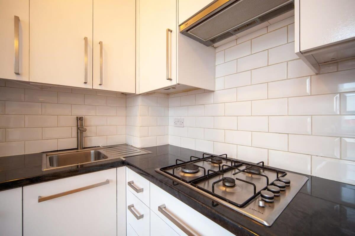 Lovely 2 Bedroom Apartment In Tooting ลอนดอน ภายนอก รูปภาพ